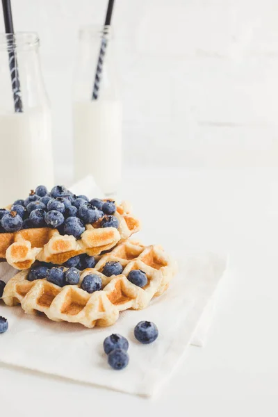 Waffles with blueberries and milk — Stock Photo, Image