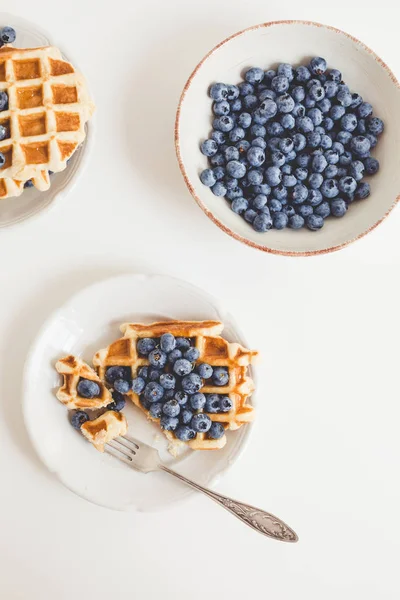 Composição de waffles e mirtilos — Fotografia de Stock