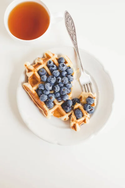 Waffle with blueberries and tea — Stock Photo, Image