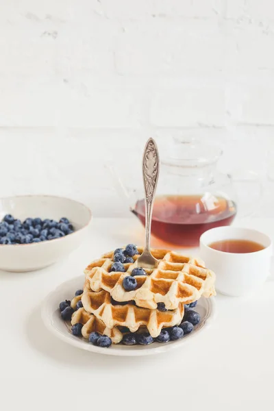 Waffles with blueberries and tea — Stock Photo, Image