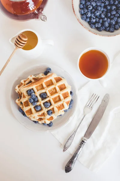 Waffles with blueberries and tea — Stock Photo, Image