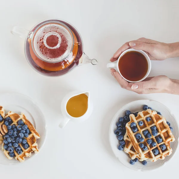 Desayuno de gofres y té —  Fotos de Stock