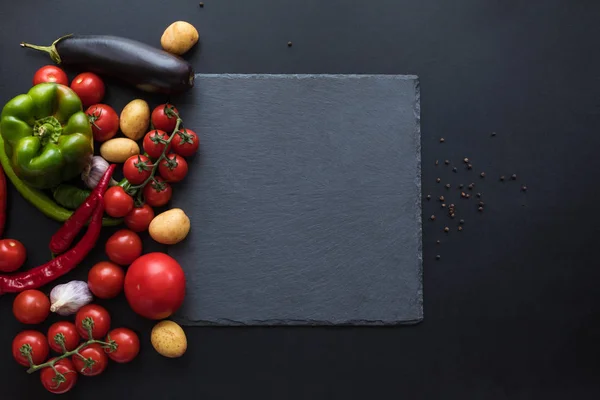 Reifes Gemüse und Schiefertafel — Stockfoto