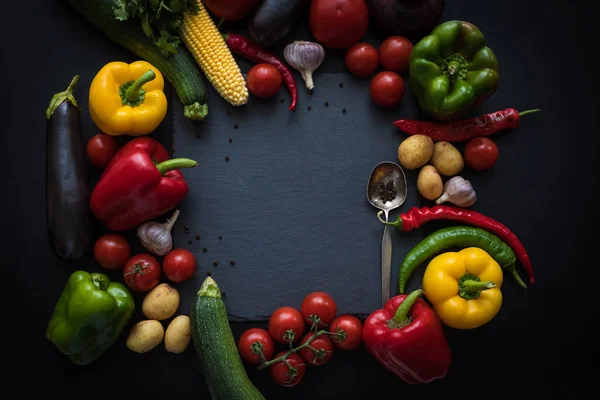 Reifes Gemüse und Schiefertafel — Stockfoto