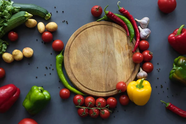 Färska grönsaker och skärbräda — Stockfoto