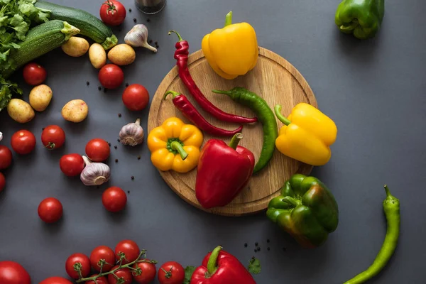 Hortalizas frescas y tabla de cortar — Foto de Stock