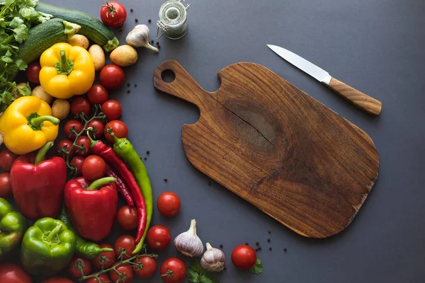 Hortalizas frescas y tabla de cortar — Foto de Stock