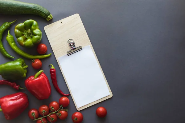 Verdure con carta bianca e tagliere — Foto Stock