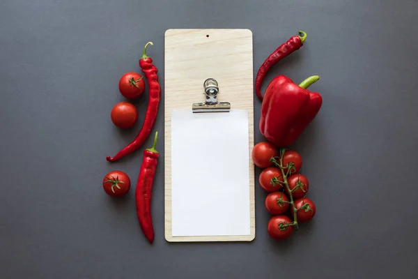 Verduras con papel en blanco y tabla de cortar —  Fotos de Stock