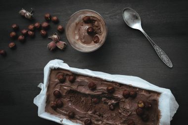 fındık ile ev yapımı çikolatalı dondurma
