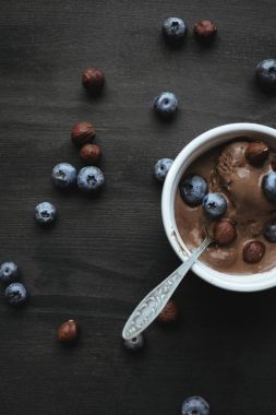 yaban mersini ve fındık ile dondurma