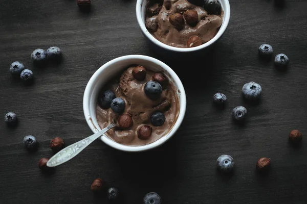 Ice cream with blueberries and hazelnuts — Stock Photo, Image