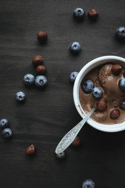 Ice cream with blueberries and hazelnuts — Stock Photo, Image