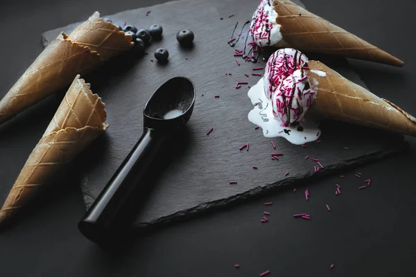 Ice cream with sugar spreading — Stock Photo, Image