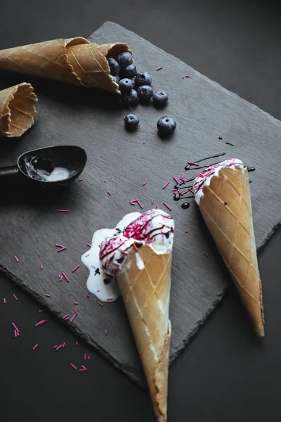 Helado con cobertura y arándanos —  Fotos de Stock