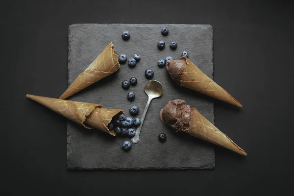 Homemade ice cream with blueberries — Stock Photo, Image