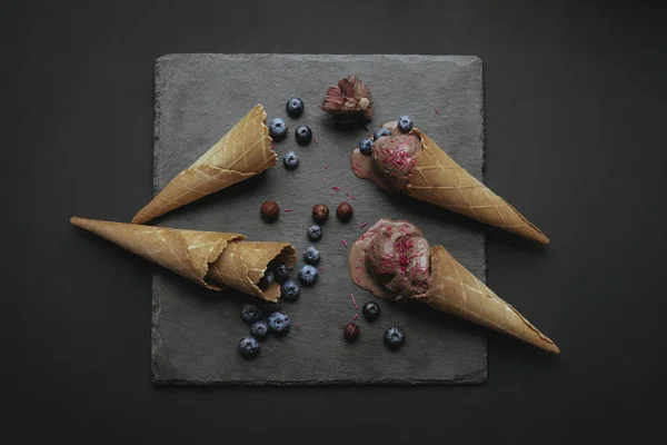 带有蓝莓的巧克力冰淇淋 — 图库照片