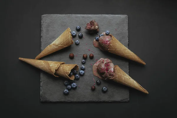 Sorvete de chocolate com mirtilos — Fotografia de Stock