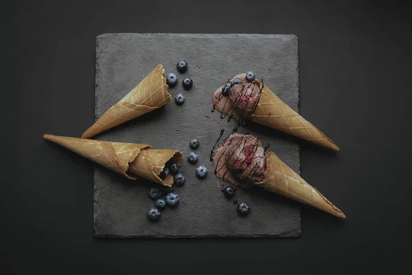 Helado de chocolate con arándanos — Foto de Stock