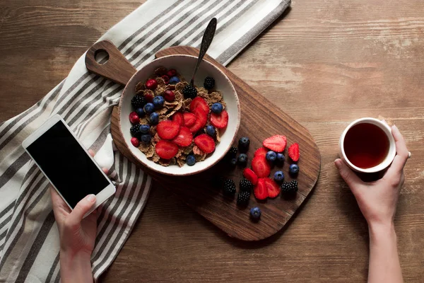 Woman eating breakfast — Stock Photo, Image