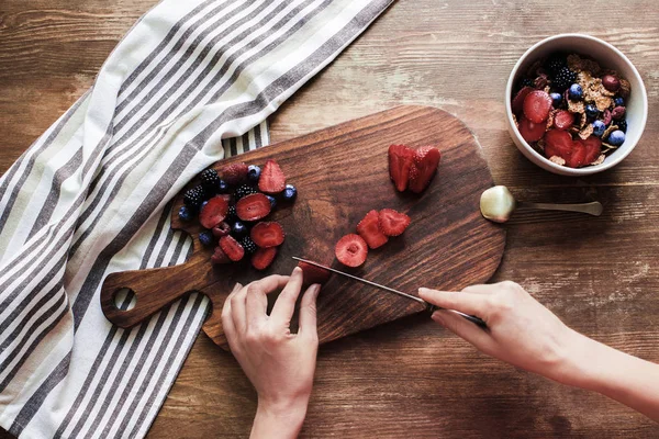 Женщина режет ягоды — стоковое фото