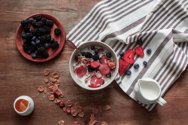 Corn flakes with milk and berries — Stock Photo, Image