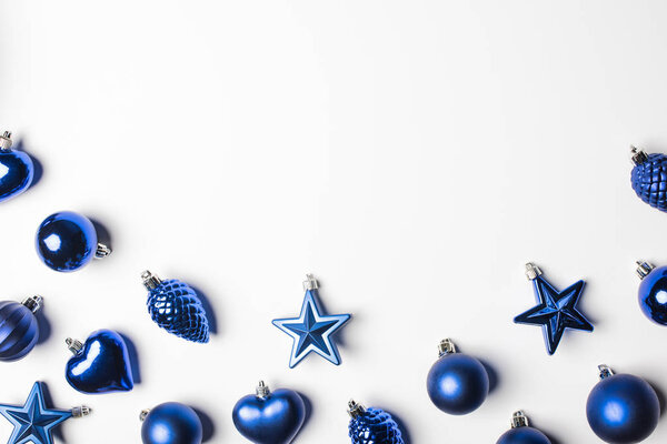 различные рождественские игрушки
