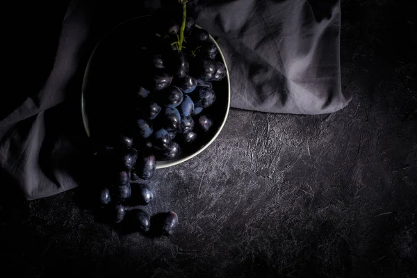 Ripe grapes in bowl — Stock Photo, Image