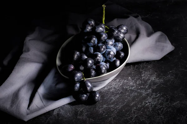 Uvas maduras en tazón —  Fotos de Stock