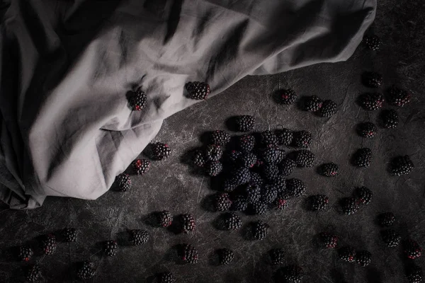 Fresh blackberries and fabric — Stock Photo, Image