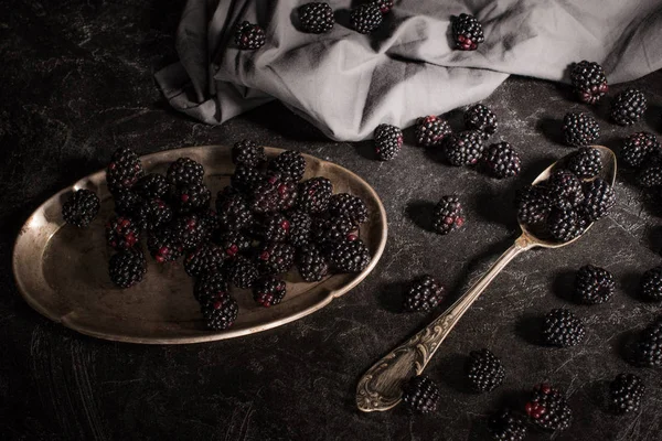 Blackberries and vintage cutlery — Stock Photo, Image