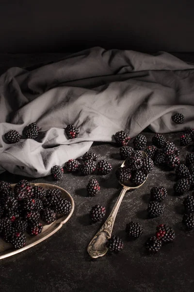 Blackberry dan peralatan makan vintage — Stok Foto