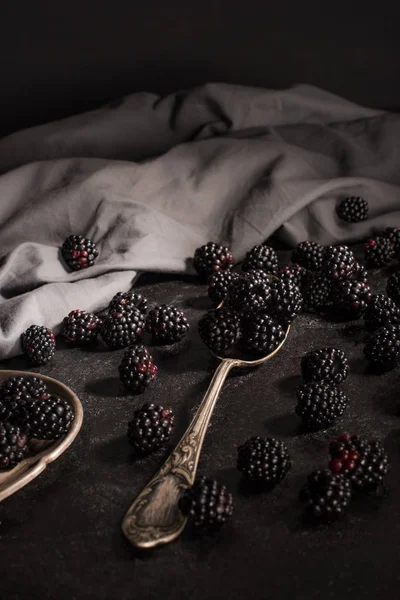 黑莓和老式的餐具 — 图库照片