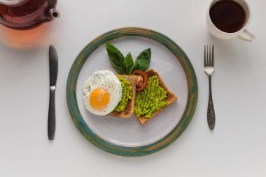 sahanda yumurta ve tost üzerinde avokado