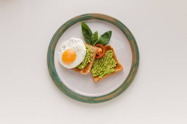 sahanda yumurta ve tost üzerinde avokado