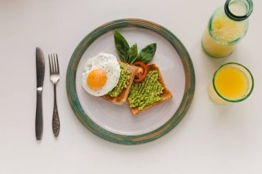 sahanda yumurta ve tost üzerinde avokado