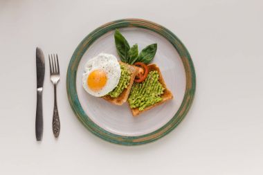 sahanda yumurta ve tost üzerinde avokado