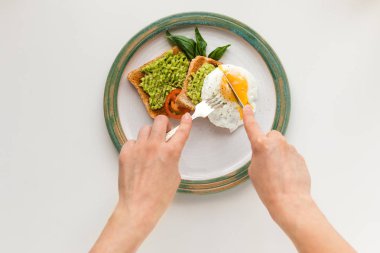 sahanda yumurta ve tost üzerinde avokado