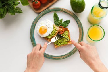 sahanda yumurta ve tost üzerinde avokado