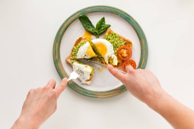 sahanda yumurta ve tost üzerinde püresi avokado