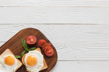 tost üzerinde sahanda yumurta