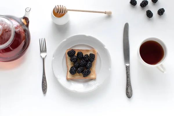 Blackberries on toast and tea — Stock Photo, Image