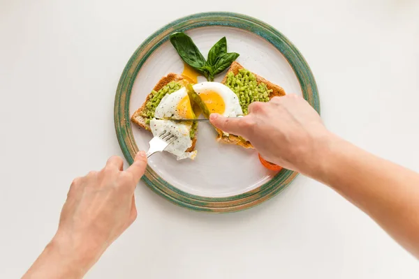 Sahanda yumurta ve tost üzerinde püresi avokado — Stok fotoğraf