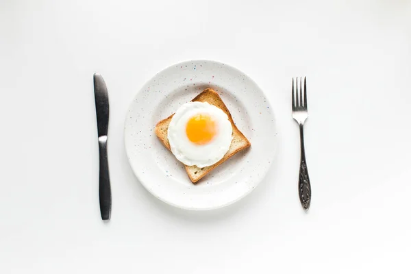 Завтрак с яичницей на тосте — стоковое фото