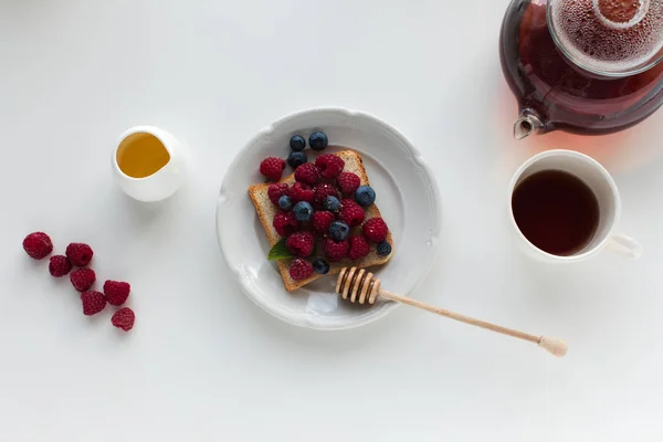 Tea- és bogyós gyümölcsök a reggeli pirítós — Stock Fotó