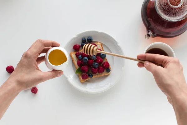 Tea and toast with berries for breakfast — Stock Photo, Image