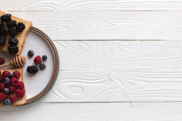 Завтрак с ягодами на тостах — стоковое фото