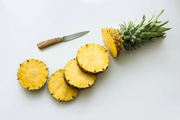 Friss ananász szeletek — Stock Fotó