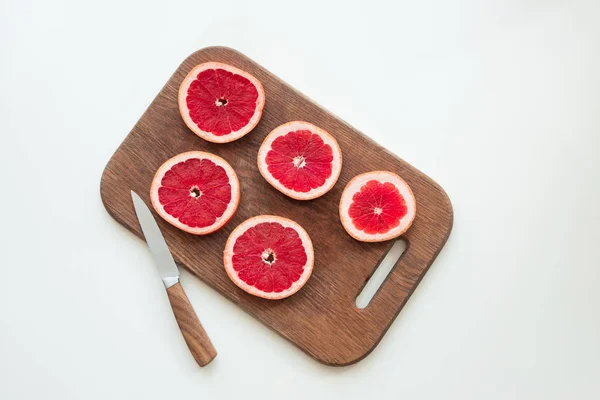 Sliced grapefruit on cutting board — Stock Photo, Image