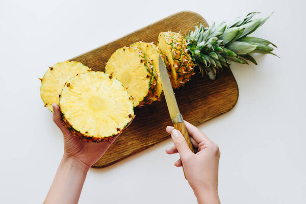 человек режет ананас
